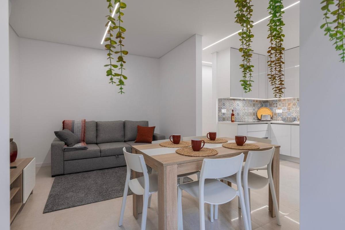 New By The Metro Apartment