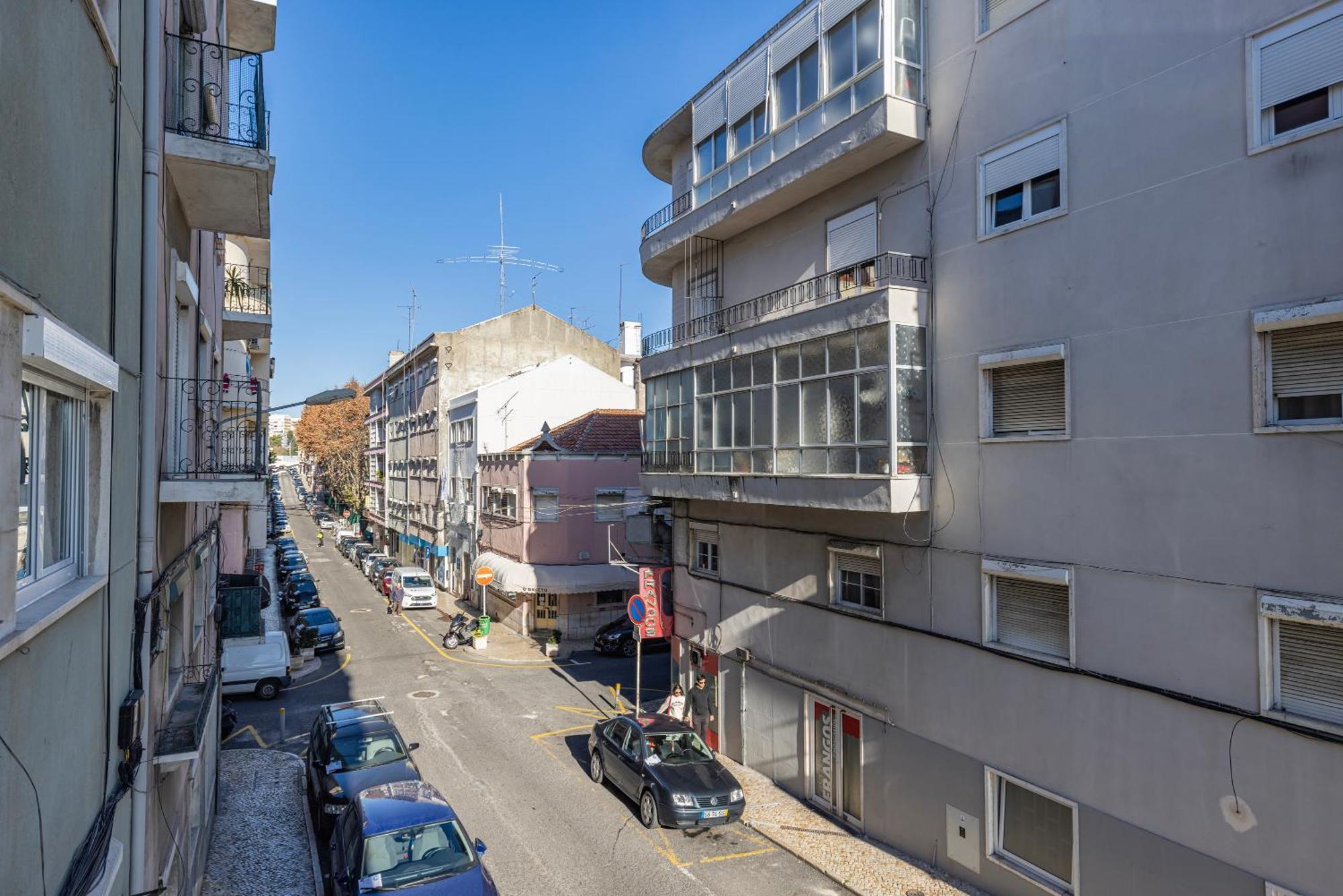 Apartment New By The Metro Lisbon