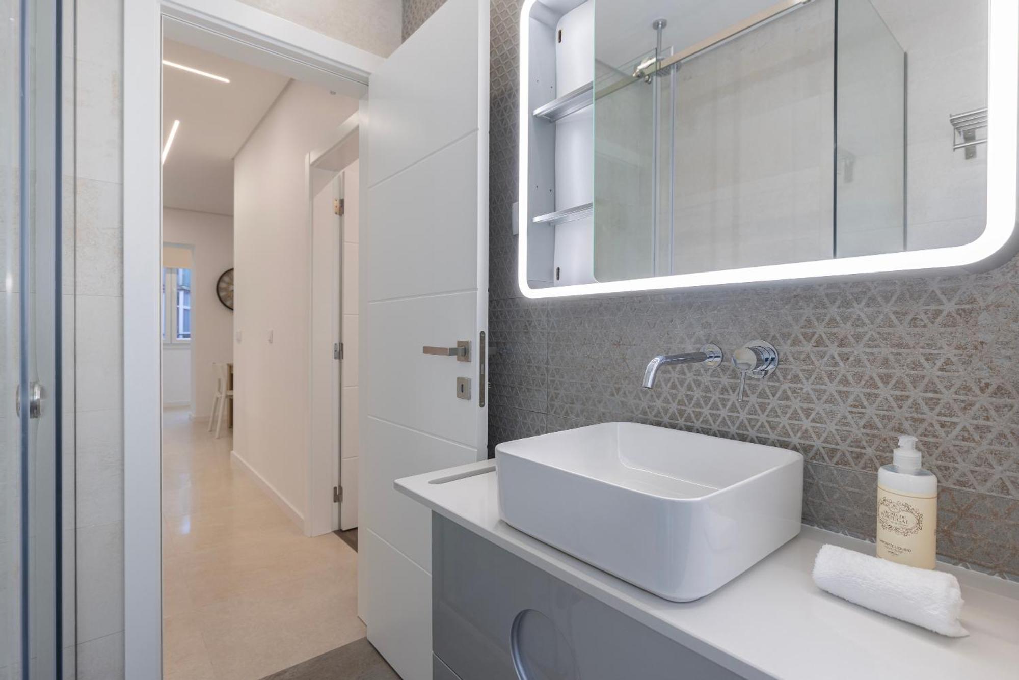 New By The Metro Apartment